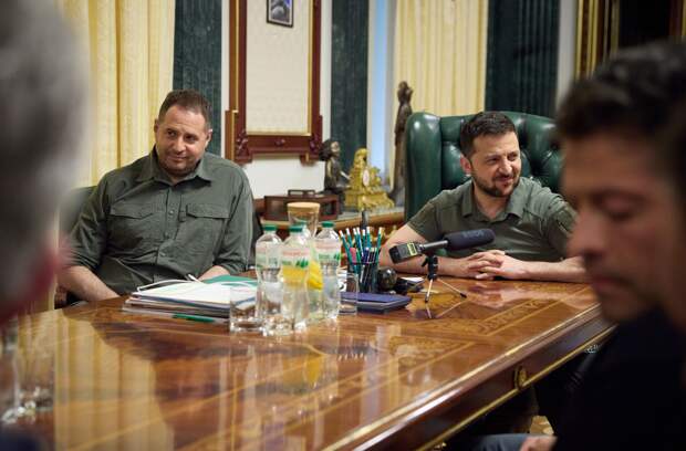Владимир Зеленский и глава администрации президента Андрей Ермак встречаются с американским актером Мишей Коллинзом. Киев. 2023