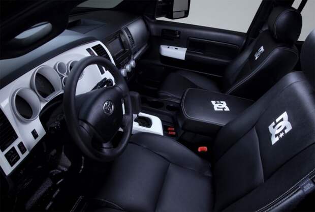 красивый салон Toyota Tundra