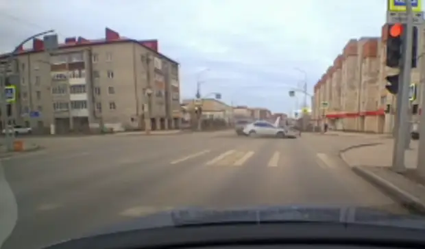 В Ишиме автомобиль полиции столкнулся с «Пежо». Машина снесла фонарный столб