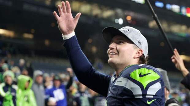 seahawks qb drew lock waving to the crowd
