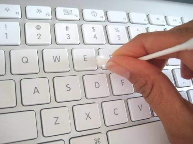 чистка клавиатуры палочками