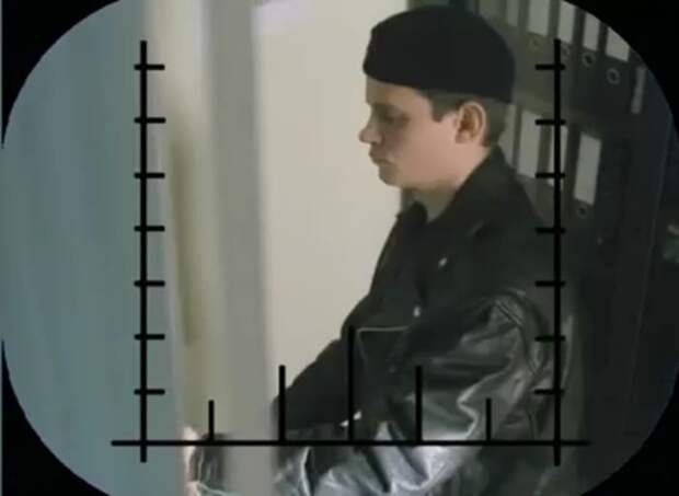 Антон Андросов в сериале *Д.Д.Д. Досье детектива Дубровского*, 1999 | Фото: kino-teatr.ru Антон Андросов в сериале *Д.Д.Д. Досье детектива Дубровского*, 1999 | Фото: kino-teatr.ru