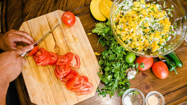 Почему салаты нельзя заправлять заранее — безопасность и вкус