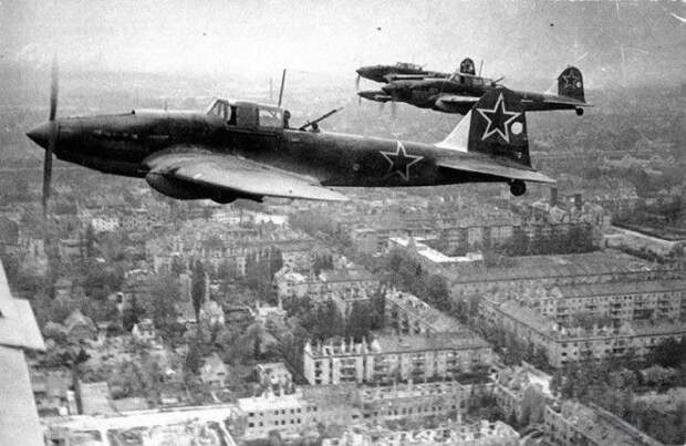 10. Звено Ил-2М над Берлином в 1945 году 10. Звено Ил-2М над Берлином в 1945 году война, война в воздухе, война в небе, вторая мировая война, исторические фото, первая мировая война