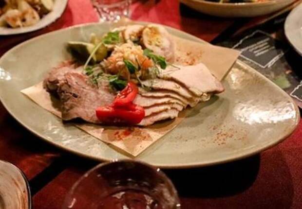 Ужин отдай врагу: врачи объяснили, чем опасен плотный поздний прием пищи