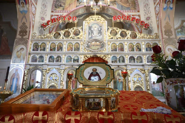 Благодатный огонь прибыл утром в Пулково. Частицы святыни доставили в местные храмы