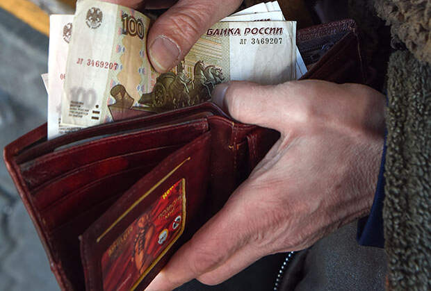 Реальные доходы россиян снижались два года подряд, они продолжат уменьшаться и в 2016 году