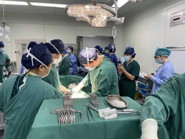 Один шанс на 60 миллионов: 24-летняя китаянка внезапно стала «матерью-героиней»