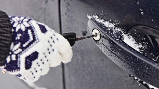 Замок замерз, а ехать надо: простой способ открыть дверь машины за 2 минуты