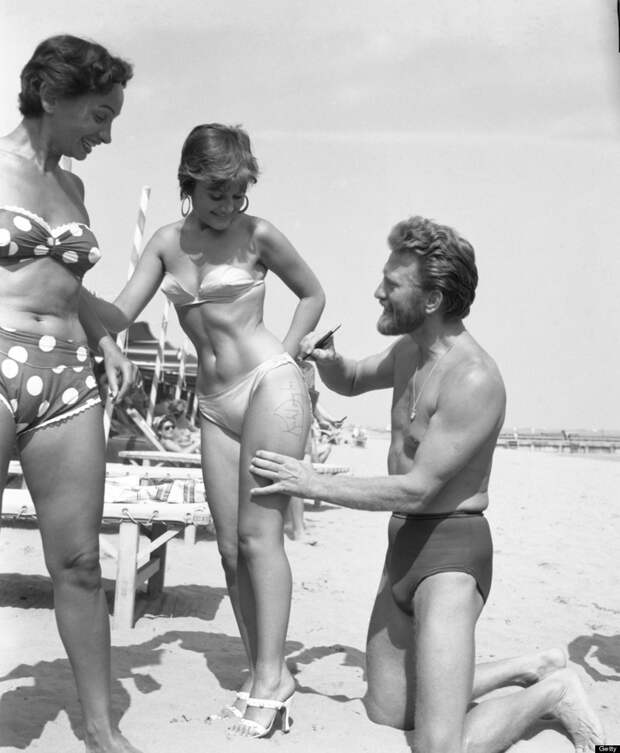 Кирк Дуглас ставит автограф, 1953 год Мерилин Монро, бикини, волочкова, звезды, знаменитости, история, купальник, пляж