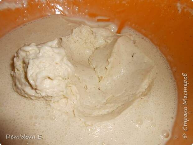 Дорогие мастера, рецепт, по которому я делала это мороженое, нашла моя доченька при чтении дневника Матрены Распутиной (http://lib.ru/MEMUARY/ZHZL/rasputin.txt). Это мороженое "Романов" подавалось на царский стол Николая II Мороженое делала 2 раза, первый раз с сахаром, второй с сахарной пудрой. С пудрой взбивается намного быстрее , но кипятить пришлось чуть дольше. Рецепт в основном буду цитировать с самого дневника, фунты переводила в граммы, сахара оказалось очень много, поэтому 2 раза, уменьшила кол-во.  И если не против немного "Истории" из дневника М.Распутиной: " Николай поставил фужер и в продолжение вечера больше не пил ничего. В конце подали изумительное мороженое. Вспоминаю о мороженом, подобного которому я не ела больше нигде и никогда, сделаю выписку из тетрадки с рецептами романовской кухни. фото 8