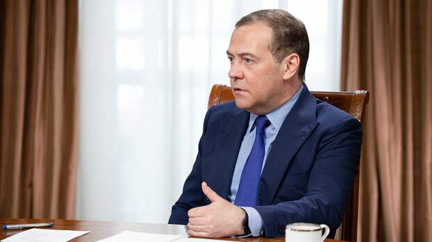 Медведев ответил на угрозы СНБО Украины ударить по Крымскому мосту 