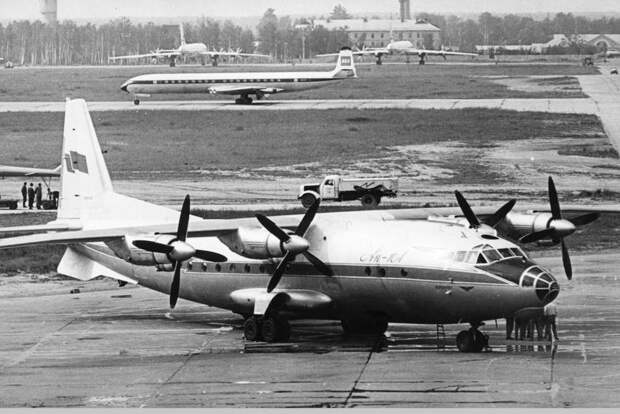 Ан-10 прибыл в московский аэропорт Внуково. На «крыше» кабины экипажа виден круглый верхний люк – одно из «проблемных мест» самолета. Его положено было открывать только в аварийных ситуациях, но удобным способом проветривания экипажи злоупотребляли, в результате уплотнения и замки изнашивались, а на крышке и окантовке скапливался конденсат и вызывал их коррозию