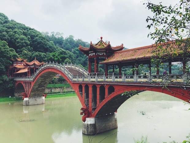 Живописный мост в Китае создает абсолютно симметричное отражение в воде