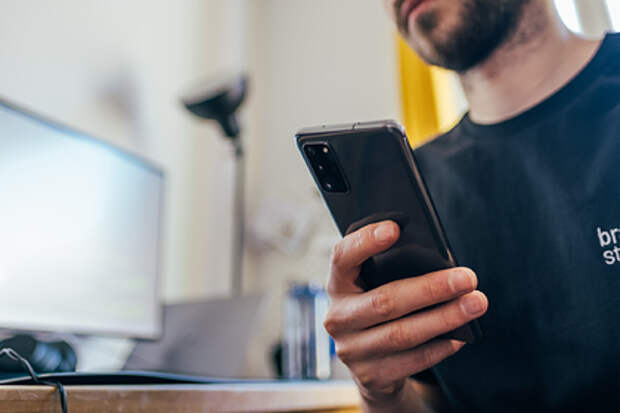 Россиянам назвали способы защититься от слежки через камеры смартфонов