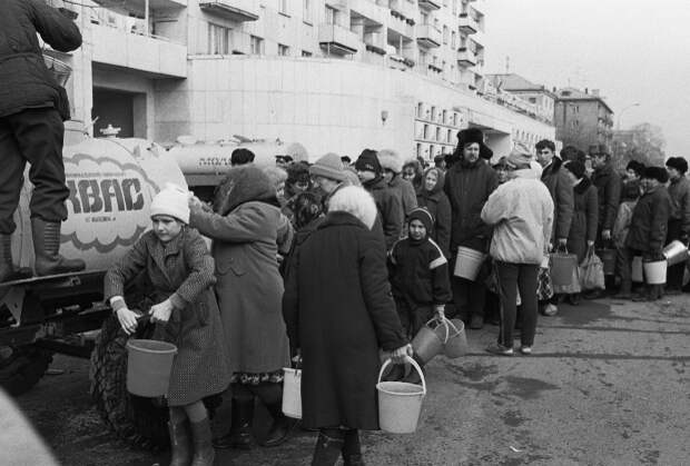 Люди в очереди за водой. Уфа, 1990 год