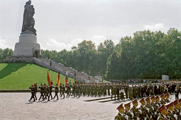 Торжественный парад в Трептов парке у мемориала советским воинам в честь визита президента РФ Бориса Ельцина, прибывшего в Берлин на церемонию проводов Западной группы войск. 31 августа 1994 года