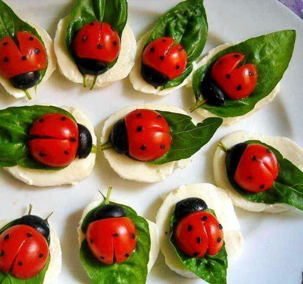 Кружочки моцареллы, украшенные божьими коровками. Кружочки моцареллы, украшенные божьими коровками.