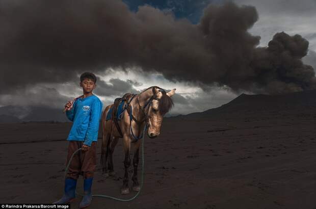 Бесстрашный индонезийский народ, живущий вблизи извергающегося вулкана Бромо
