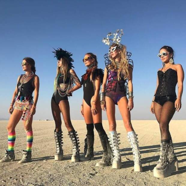 Девушки фестиваля Burning Man-2017 (26 фото)