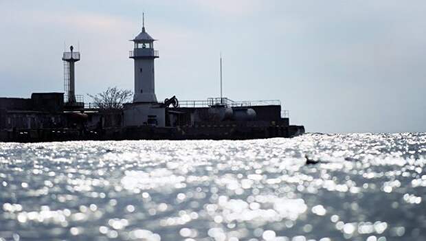 Маяк городского порта Ялты в акватории Черного моря. Архивное фото