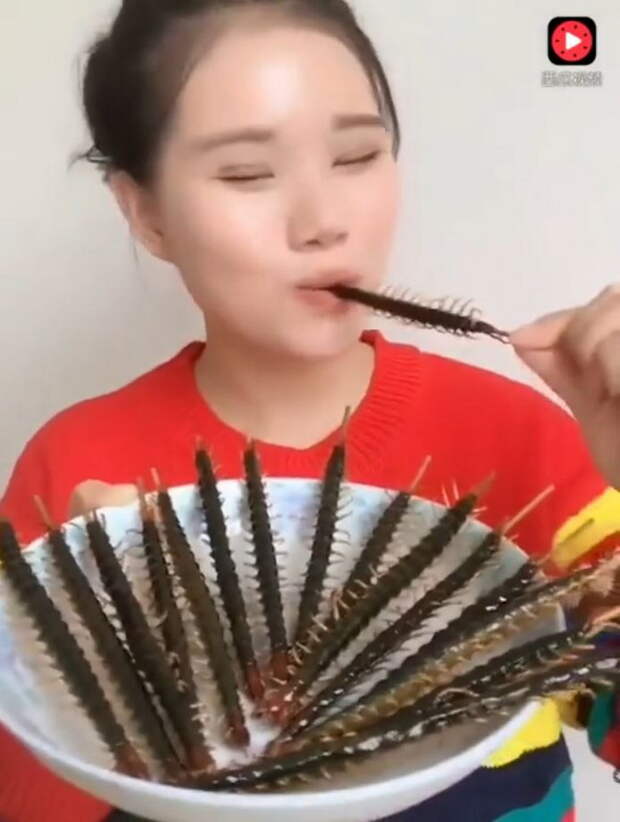 Китаянка жрет насекомых как семечки