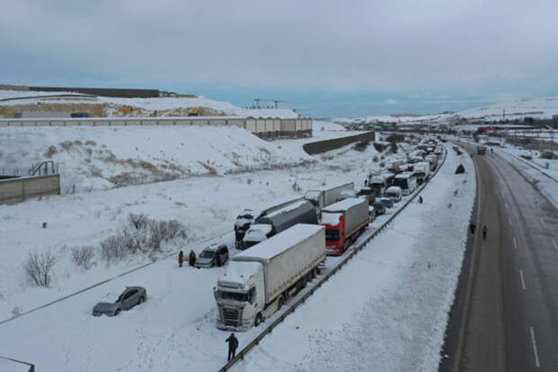 В Турции на видео попали 30 автомобилей, которые столкнулись из-за непогоды