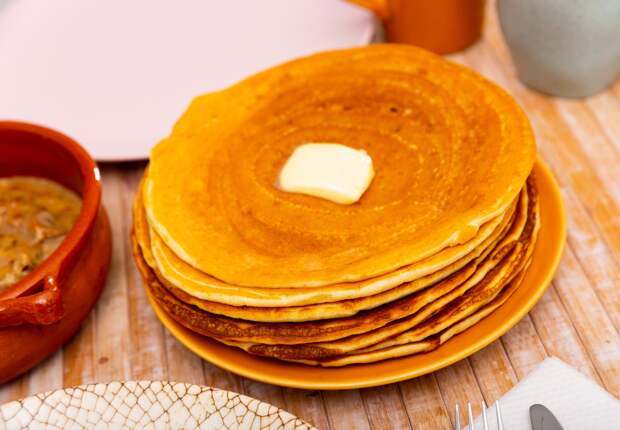 Названы последствия сочетания блинов с алкоголем