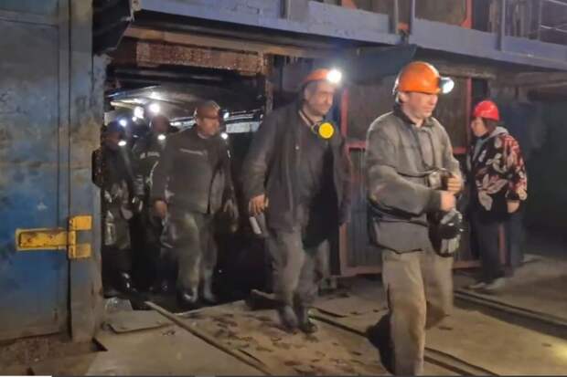 Подняли из забоя: В ЛНР спасли заблокированных на шахте "Белореченская" горняков