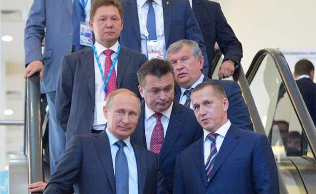 На фото: президент России Владимир Путин (на первом плане слева)