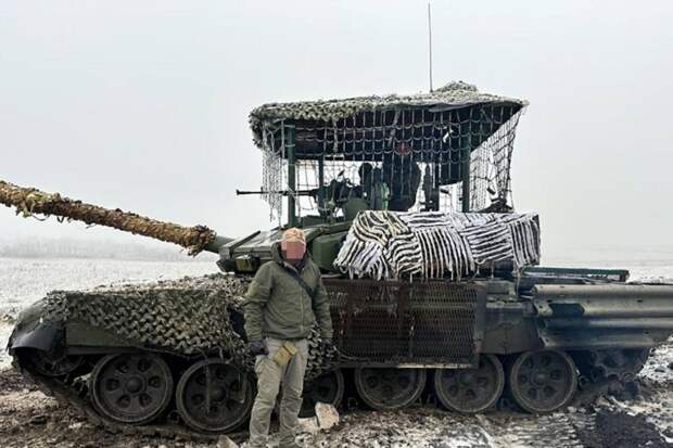 Появилось фото Т-90С с французской матрицей и барьерным ограждением