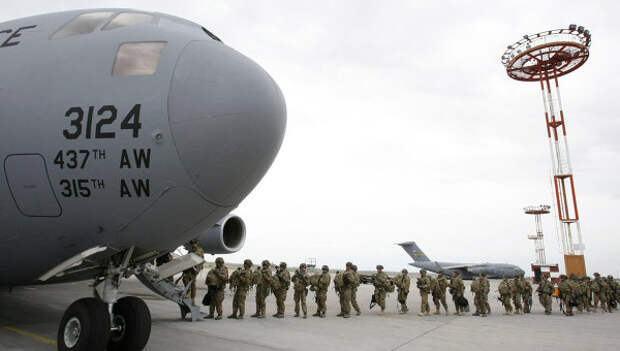 Американские военнослужащие у транспортного самолета, архивное фото