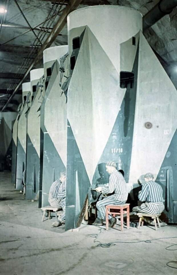 Узники концлагеря Дора-Миттельбау монтируют хвостовое оперение для ракет Фау-2 на подземном заводе Миттельверк в Нордхаузене. Германия. 1944 г.
