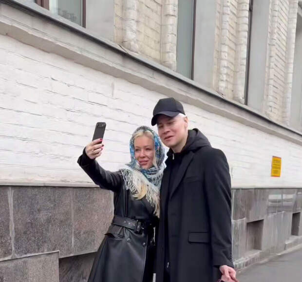 Певец Shaman и глава ЛБИ Мизулина освятили пасхальный кулич и яйца в храме