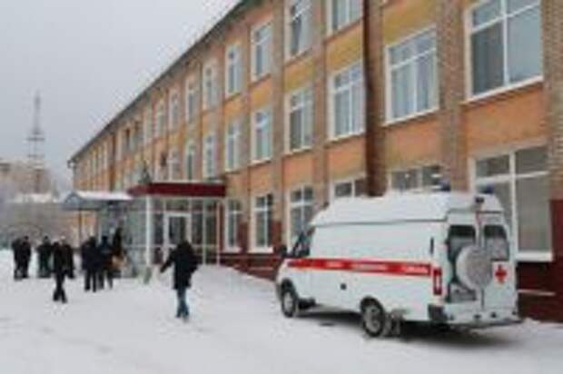Автомобиль скорой помощи у школы № 127 в Перми.