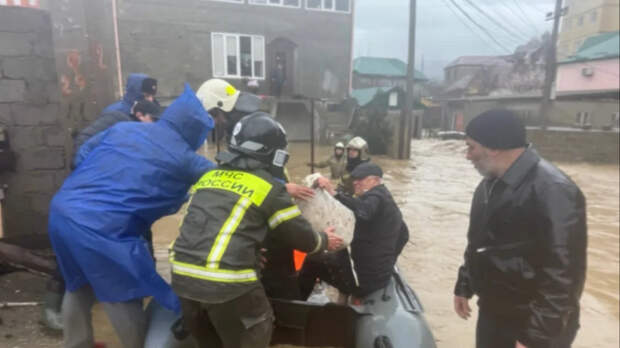 Путин потребовал оказать помощь всем пострадавшим от паводков в Дагестане