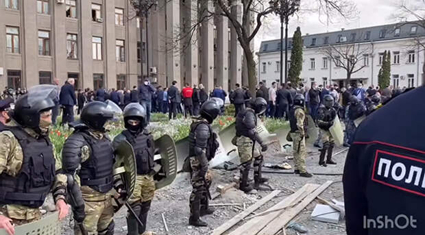 Во Владикавказе люди вышли на акцию протеста против "самоизоляции" и местного правительства(2020)|Фото: youtube.com/drongogo