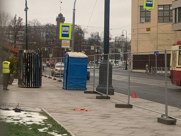 Больше ста биотуалетов установят в Петербурге к 9 мая