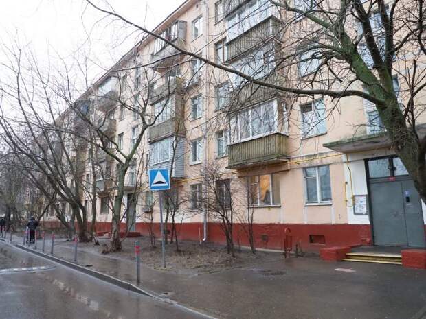 Работники УК прочистили стояк в подвале/ Ольга Чумаченко