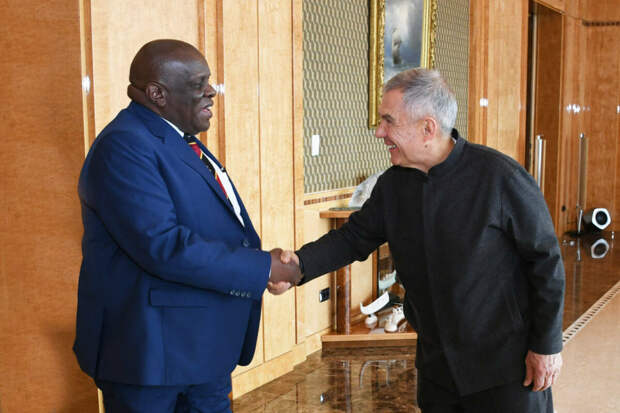 Рөстәм Миңнеханов Уганданың Россиядәге илчесе Мозес Каваалууко Кизиге белән очрашты