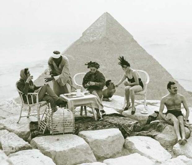 Туристы отдыхают возле египетских пирамид в 1938 году. интересные фото, история