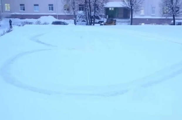 В Уфе тракторист семь лет рисует на снегу сердца для студентов
