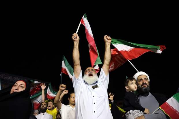 В Иране против протестующих применяют боевые патроны