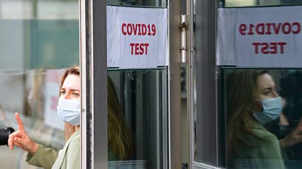 Пассажирка перед экспресс-тестированием на COVID-19 в международном аэропорту Внуково Пассажирка перед экспресс-тестированием на COVID-19 в международном аэропорту Внуково