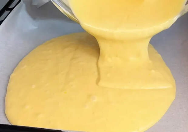 Взбиваю яйца 5 минут и добавляю соду: быстрый и экономичный пирог на кефире с вареньем к чаю