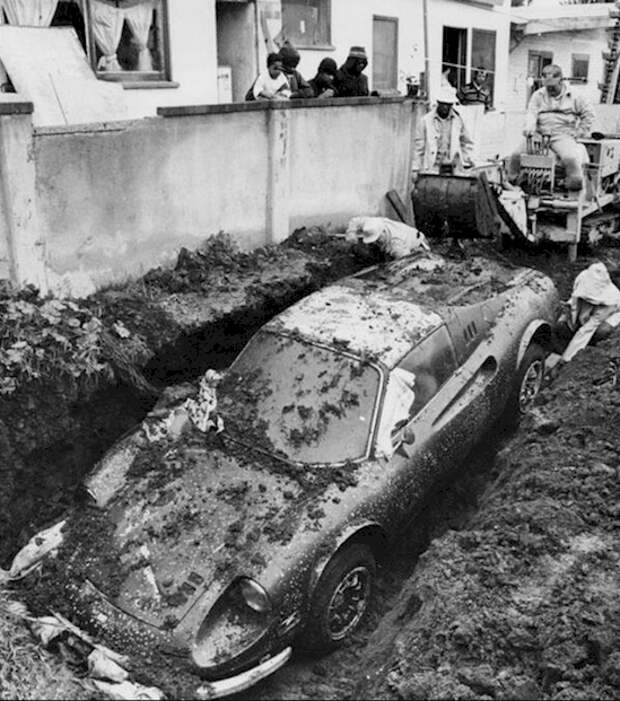 6. "Феррари", откопанный во дворе дома в Лос-Анджелесе в 1978 году археология, дача, находки, удивительное рядом