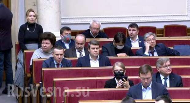 Нардепы устроили маски-шоу в Верховной раде