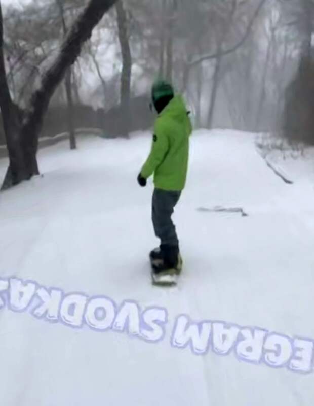 Жители Владивостока вышли на улицы со сноубордами на фоне сильного снегопада