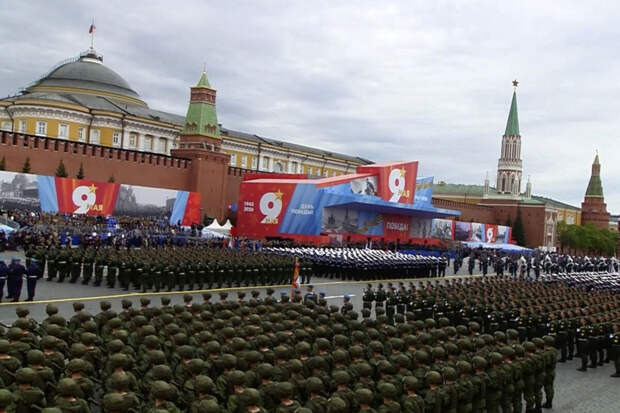 Движение пеших парадных расчетов началось на Красной площади