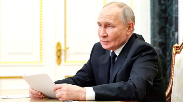 Газопровод Волхов – Мурманск, аэропорт в Диксоне, космический мониторинг Севморпути: какие поручения по Арктике подписал Путин